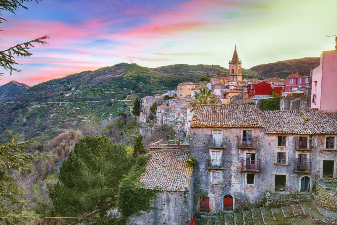 Pequeño pueblo en la montaña con construcciones de piedra en Sicilia, uno de los principales lugares turísticos de Italia