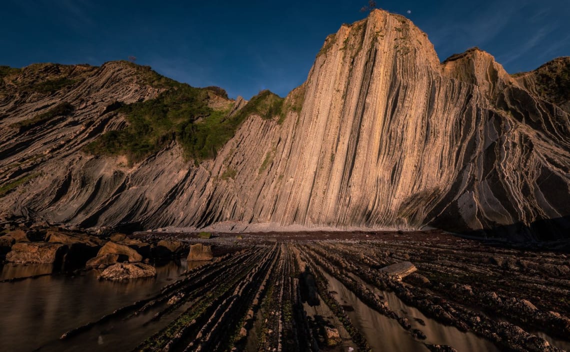 Flysch de Zumaia al anochecer, uno de los mejores lugares que ver en el País Vasco