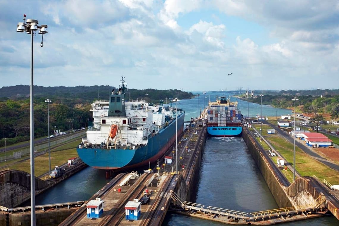 Qué ver en Panamá: Barcos circulando por el Canal