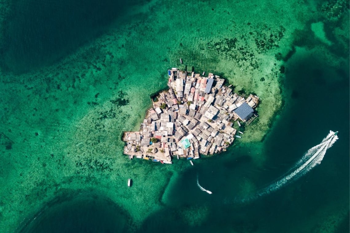 Vista aérea de Santa Cruz del Islote, pequeño espacio completamente ocupado por viviendas