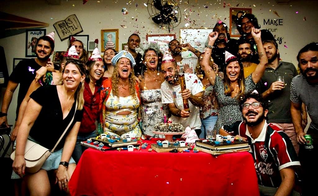 Grupo de jóvenes festejando en un hostel