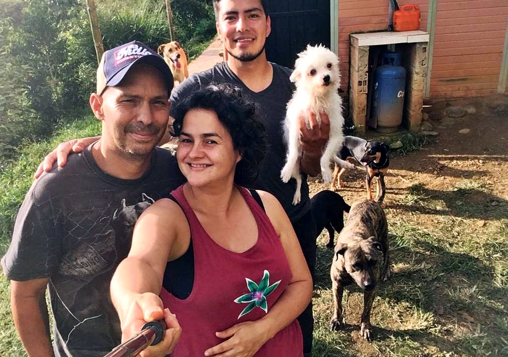 Tres personas con perros rescatados del proyecto