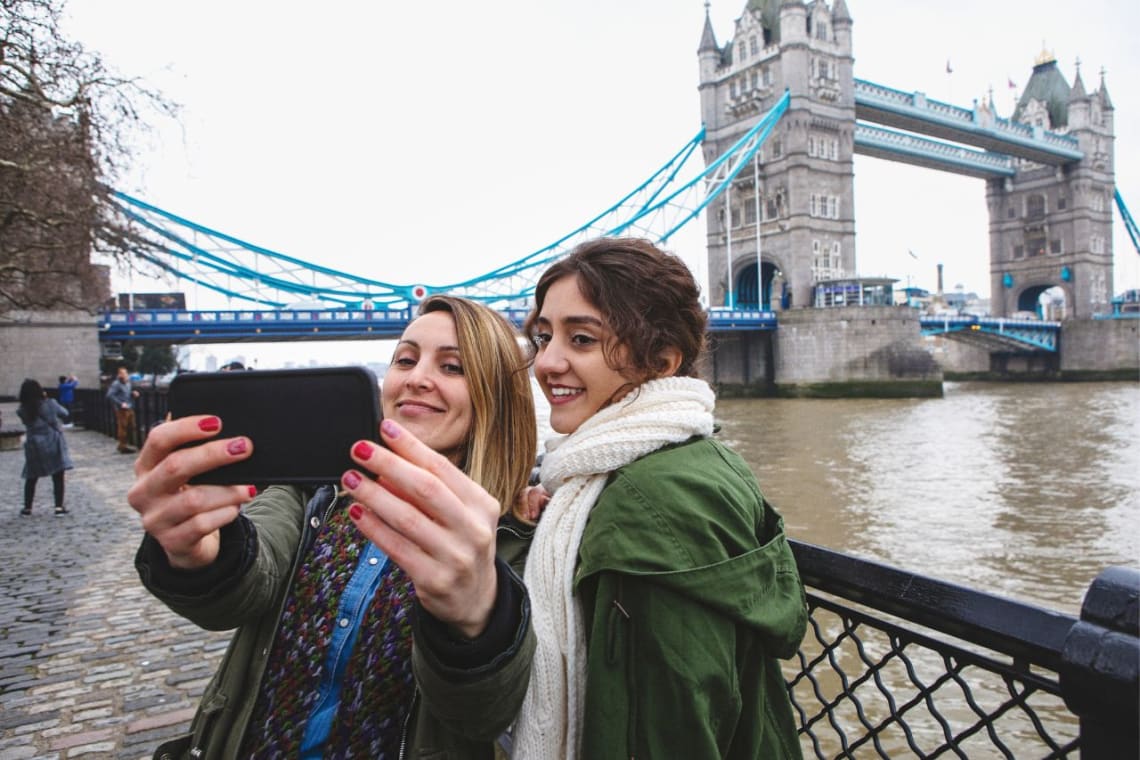 Dos chicas sacándose una selfie con el Tower Bridge de Londres detrás
