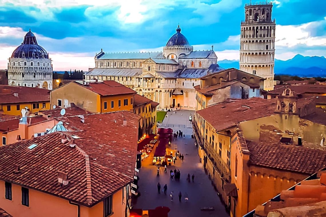 Vista de la Catedral de Pisa, la torre inclinada y casas del casco histórico