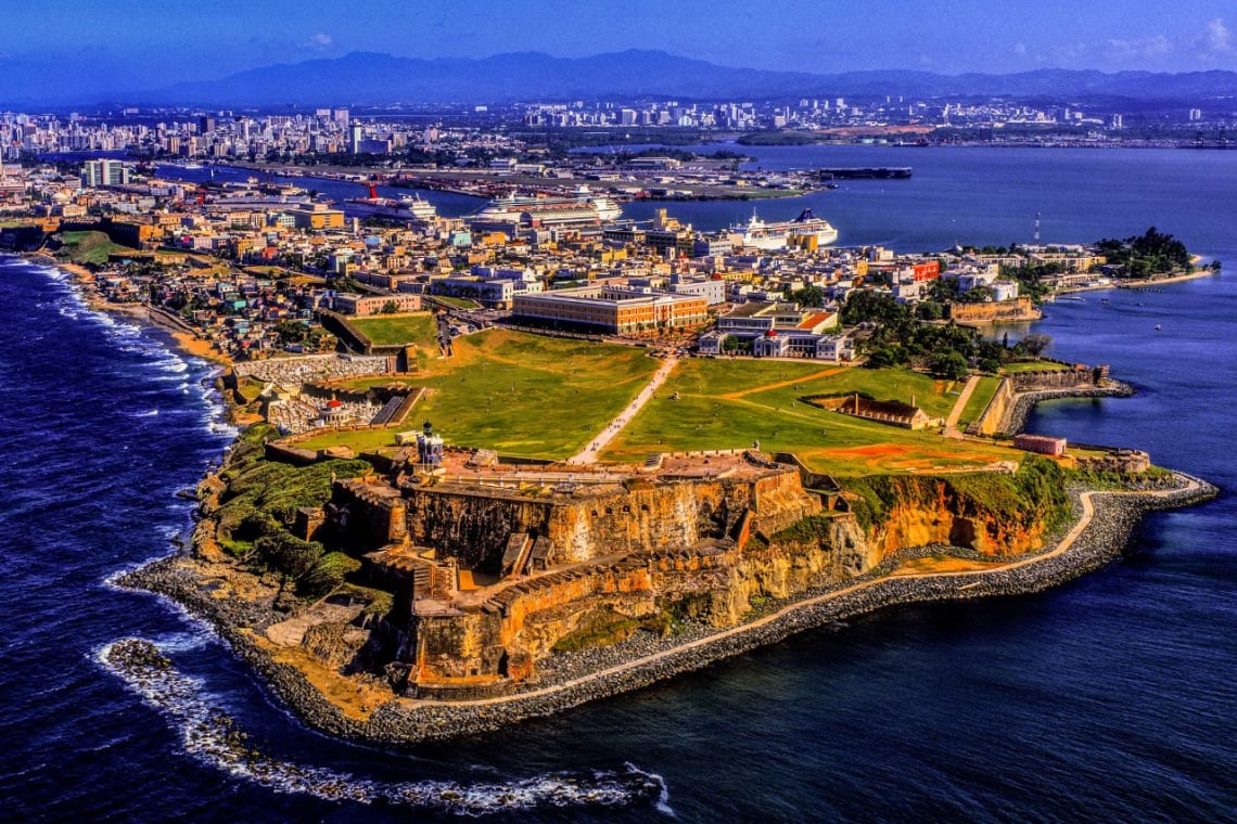 Vista aérea de la península con Castillos San Felipe del Morro y San Cristóbal