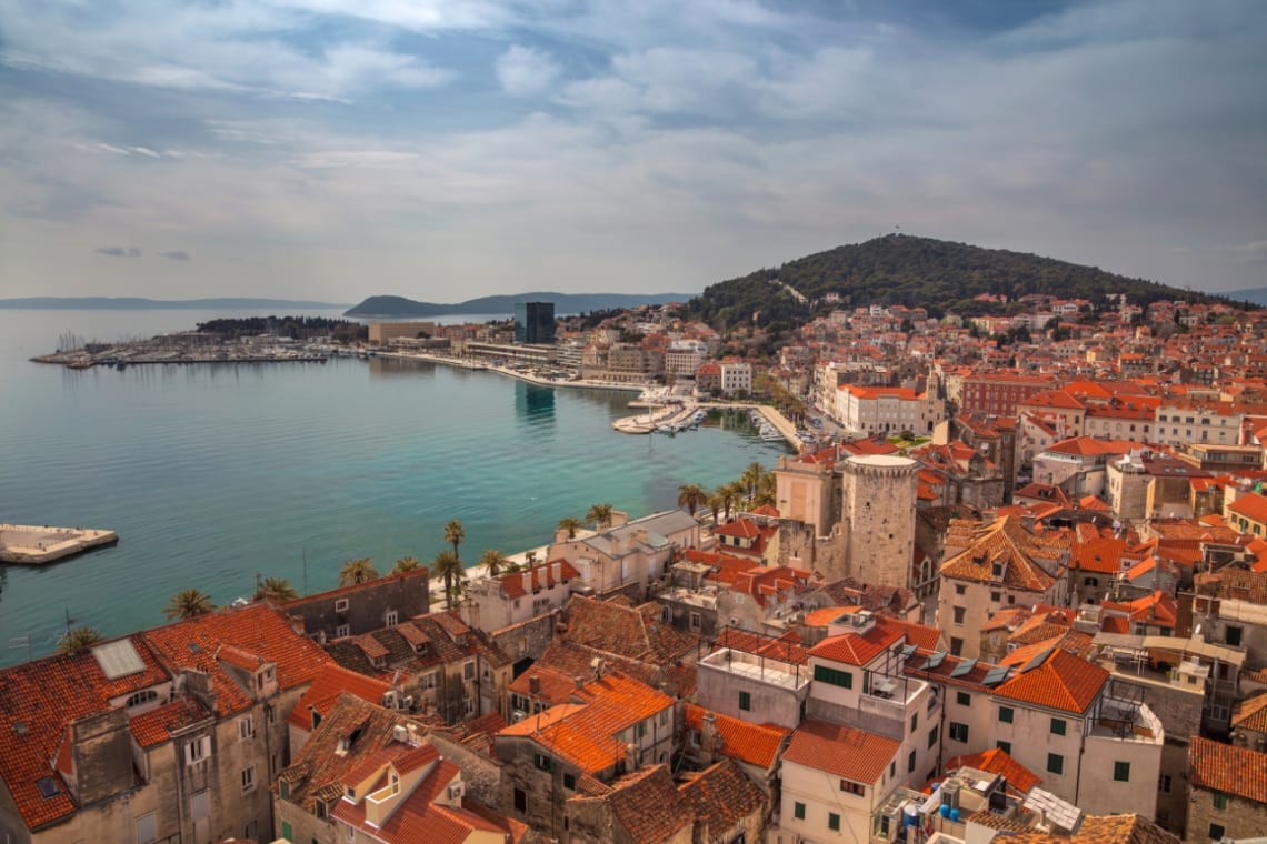 Vista de construcciones con techos de tejas rojas a orillas del mar en Split, uno de los mejores lugares para visitar en Croacia en 7 días