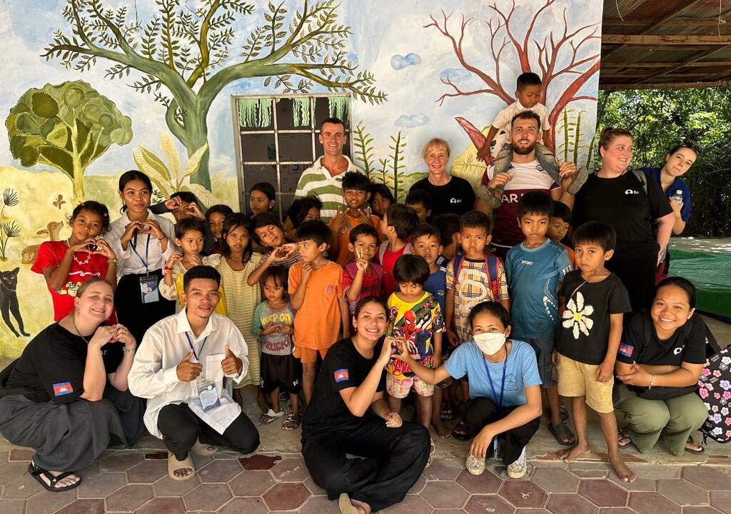 Grupo de chicos y voluntarios en escuela camboyana