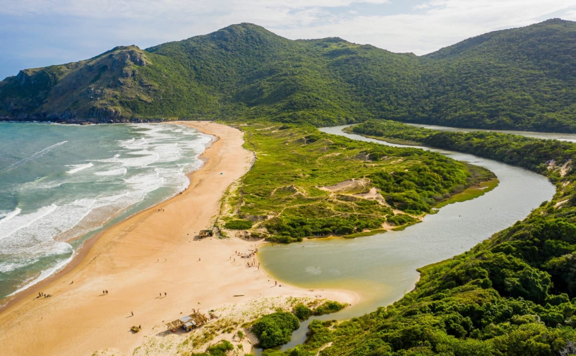 Vista desde mirador alto de la Playa Lagoinha do Leste con laguna detrás y rodeada por morros