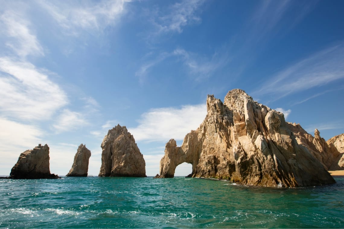 El Arco de Cabo San Lucas visto desde el mar, uno de los lugares para visitar en Baja California Sur