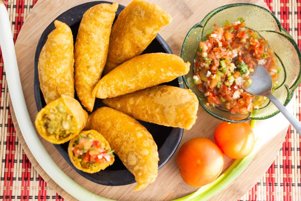 Plato con empanadas y salsa de ají