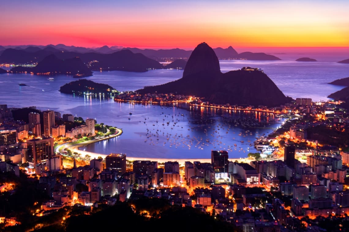 Vista al atardecer de la Bahía de Guanabara en Río de Janeiro