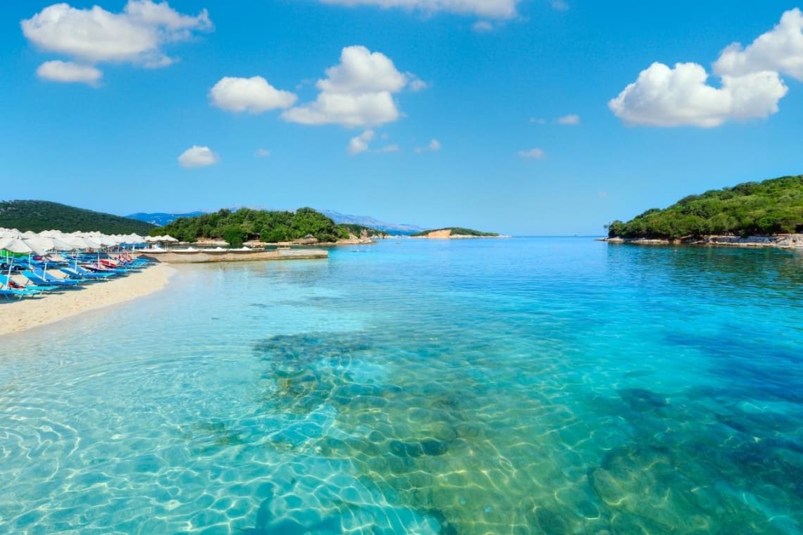 Agua turquesa de Ksamil, la playa más famosa de Albania