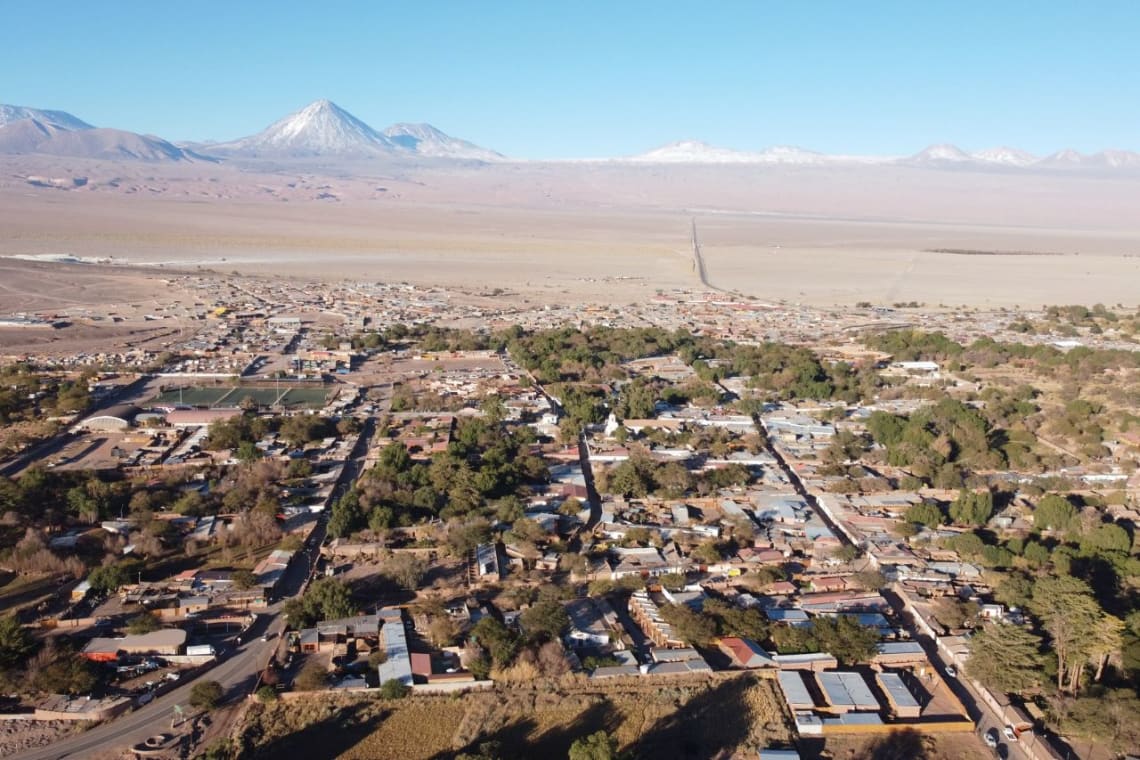 Vista aérea del pueblo de San Pedro de Atacama en medio del desierto