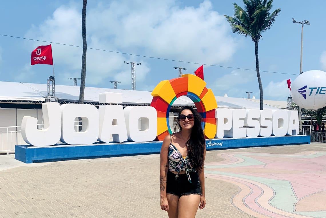 Mulher posando com o letreiro de João Pessoa, Paraíba