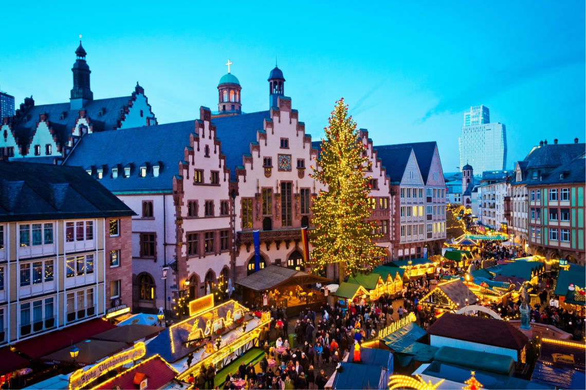 Mercado navideño de Frankfurt al anochecer, uno de los mejores lugares que ver en Alemania