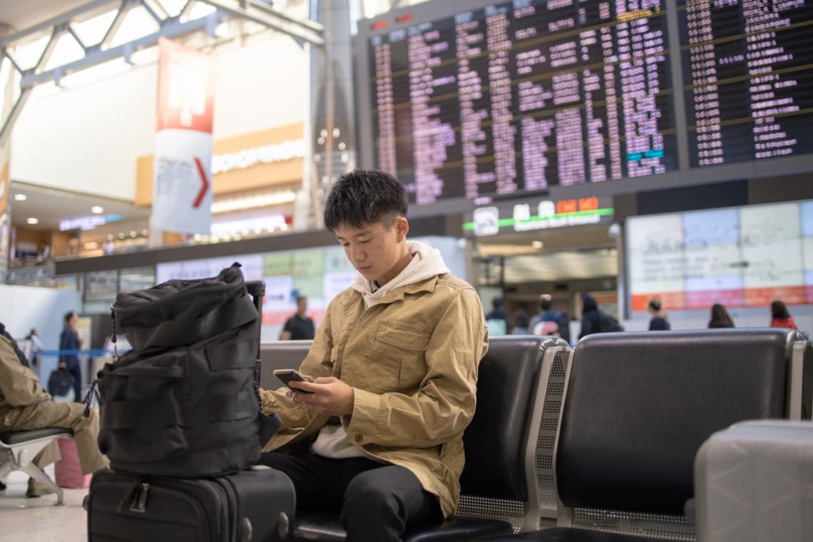 Chico de 17 años esperando en aeropuerto su viaje a Estados Unidos