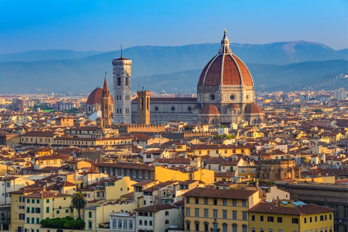 Vista desde lo alto de centro histórico de Florencia con Catedral sobresaliendo del resto de las construcciones