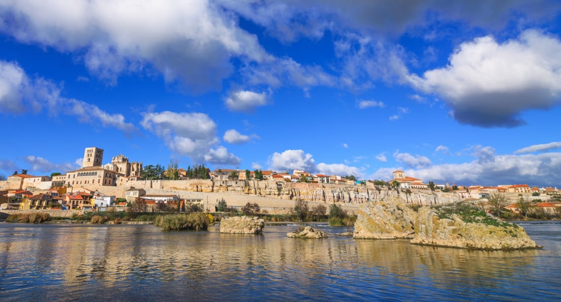 Vista de zona antigua de Zamora desde la orilla del río Duero