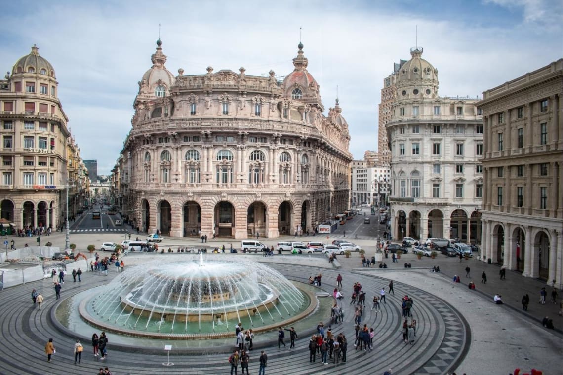 Piazza De Ferrari en el centro de Lecce, una de las principales ciudades del norte de Italia