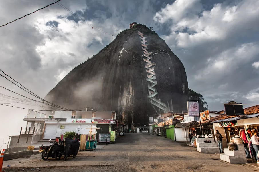 Calle que lleva al Peñón de Guatapé