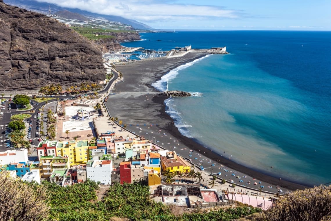 Pueblo Tazacorte con playa de arena negra. La Palma, islas Canarias