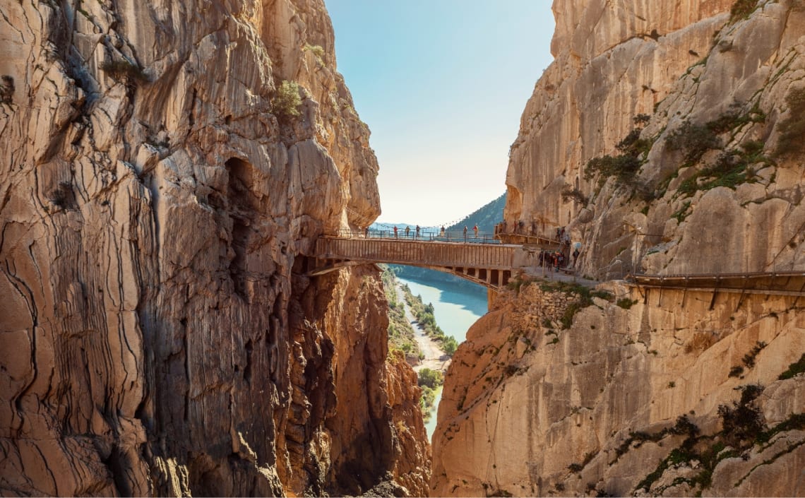 Puente en acantilado uniendo dos montañas en el Caminito del Rey
