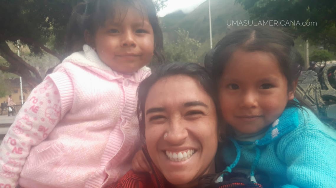 Fazendo amigas pelas ruas não turísticas do Vale Sagrado de Cusco - elas que pediram a foto