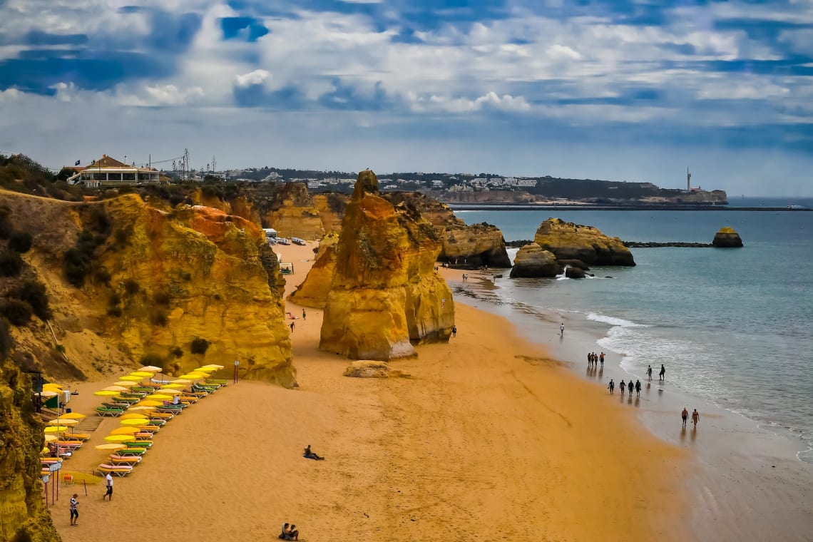 a praia da rocha é outra linda praia de portugal