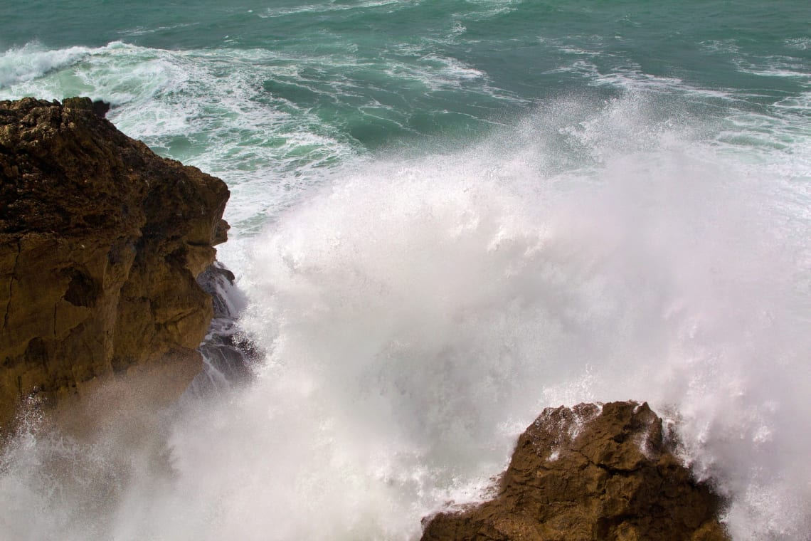 ondas gigantes na praia de nazaré