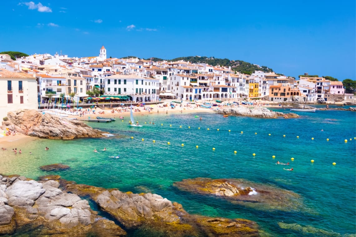 Playa color turquesa de Calella de Palafrugell en el Mediterráneo