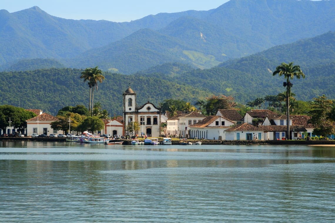 a cidade histórica de Paraty, no Rio de Janeiro, vista do mar