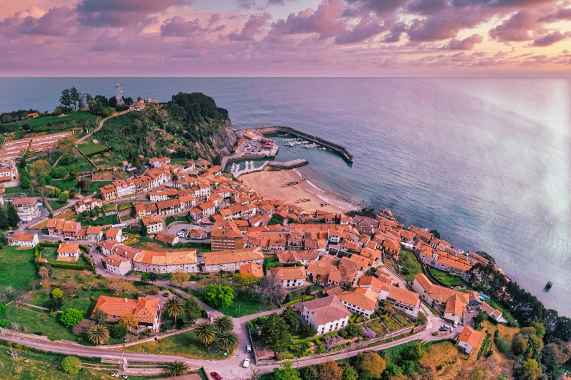 Vista aérea del pueblo de Lastres con techos de tejas rojas