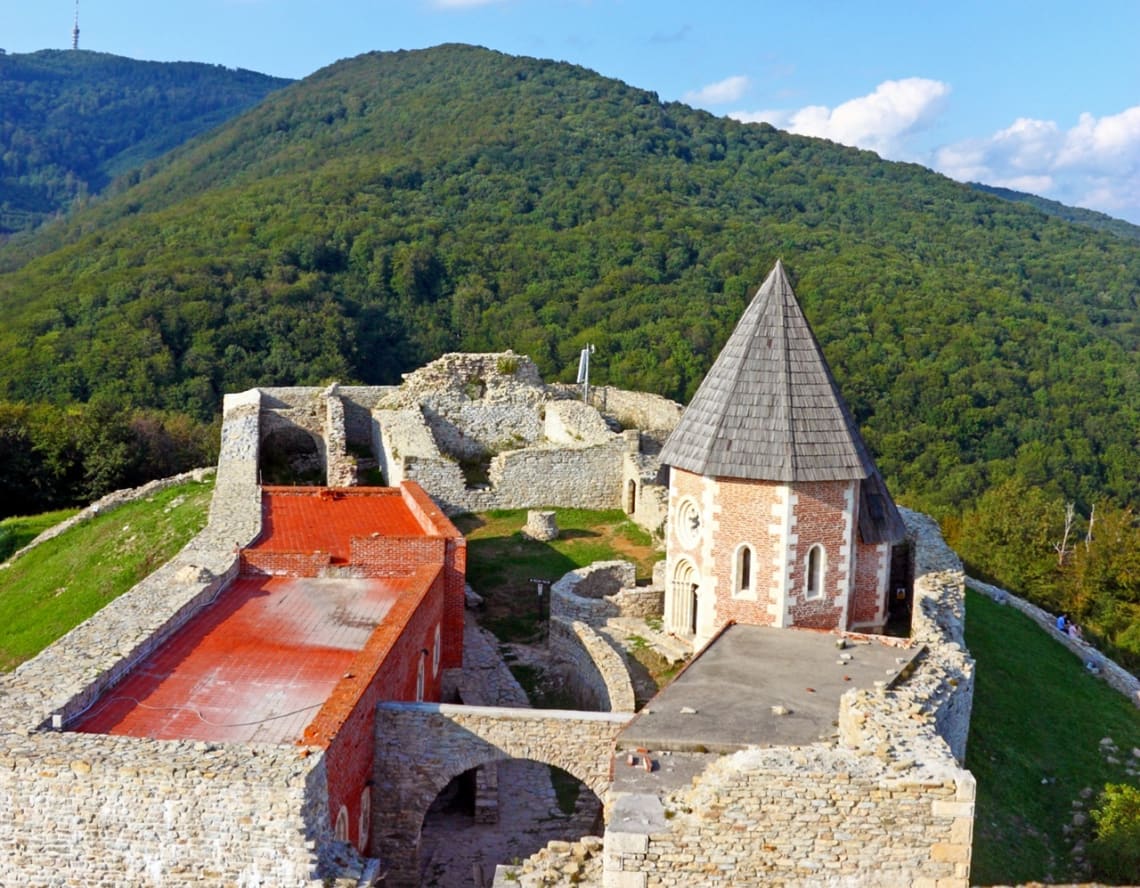 Castillo Medvedgrad rodeado por bosque en lo cima de montaña de las afueras de Zagreb