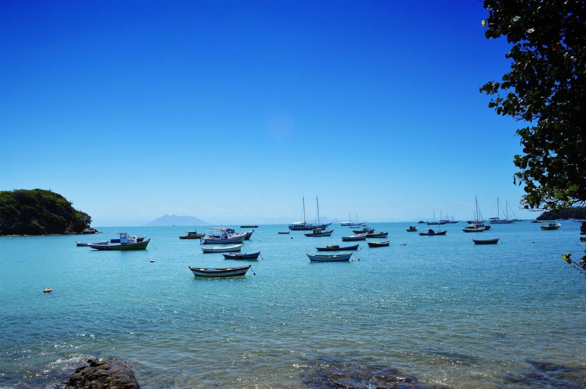 Mar com barquinhos em Búzios