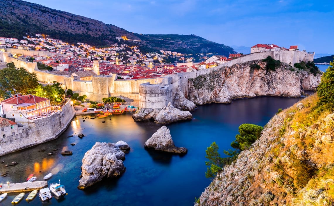 Dubrovnik al anochecer, uno de los mejores lugares que ver en Croacia