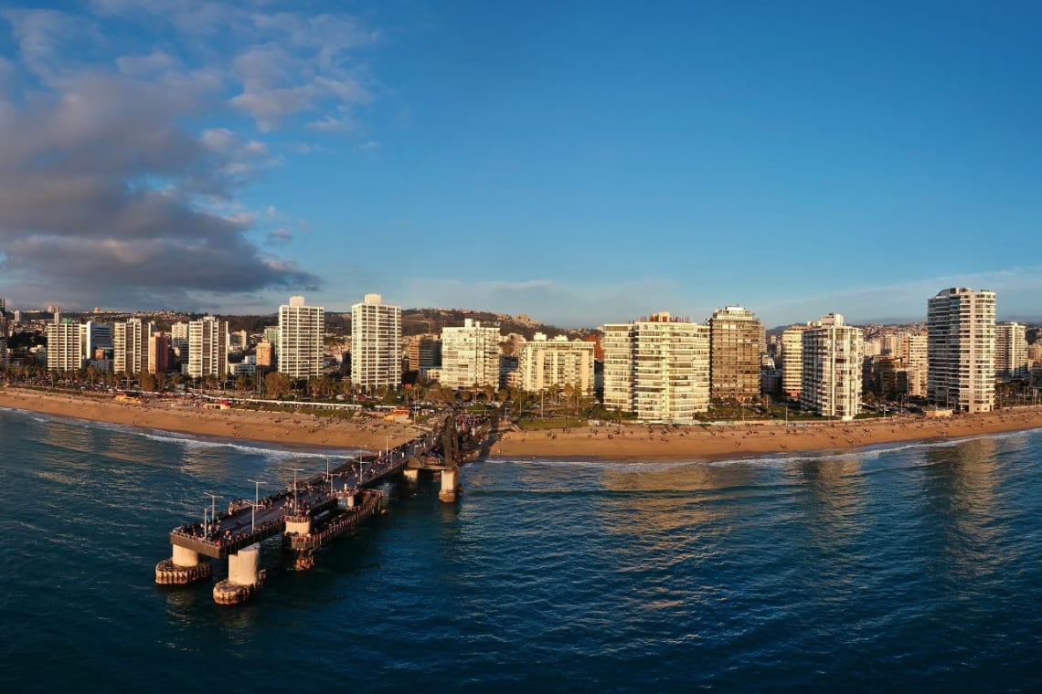 Vista frontal de la playa de Viña del Mar con muelle