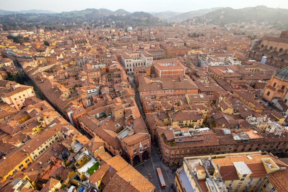 Vista aérea del centro histórico de Bolonia: todas las edificaciones tienen techos de tejas