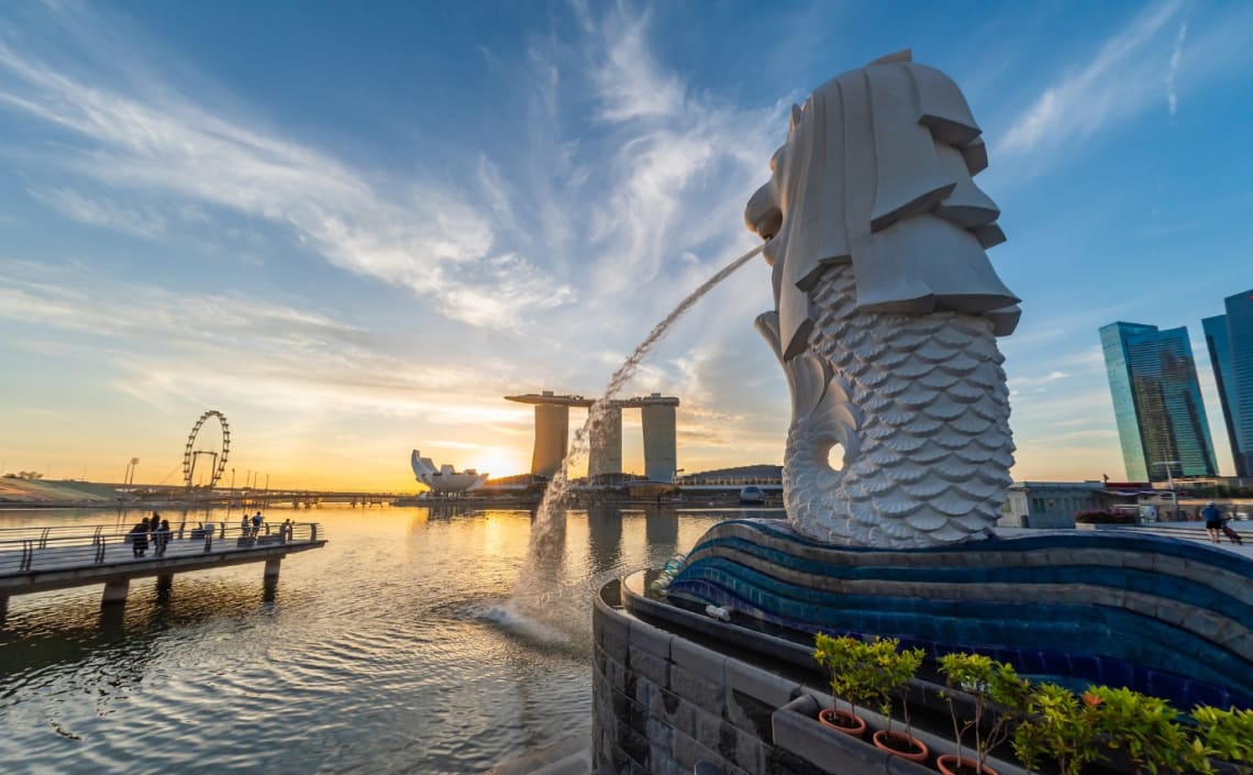 Zona de Marina Bay al atardecer en Singapur, uno de los países más seguros del mundo