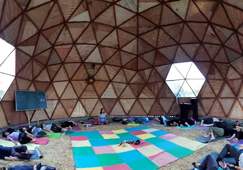 Clase de yoga en un gran domo