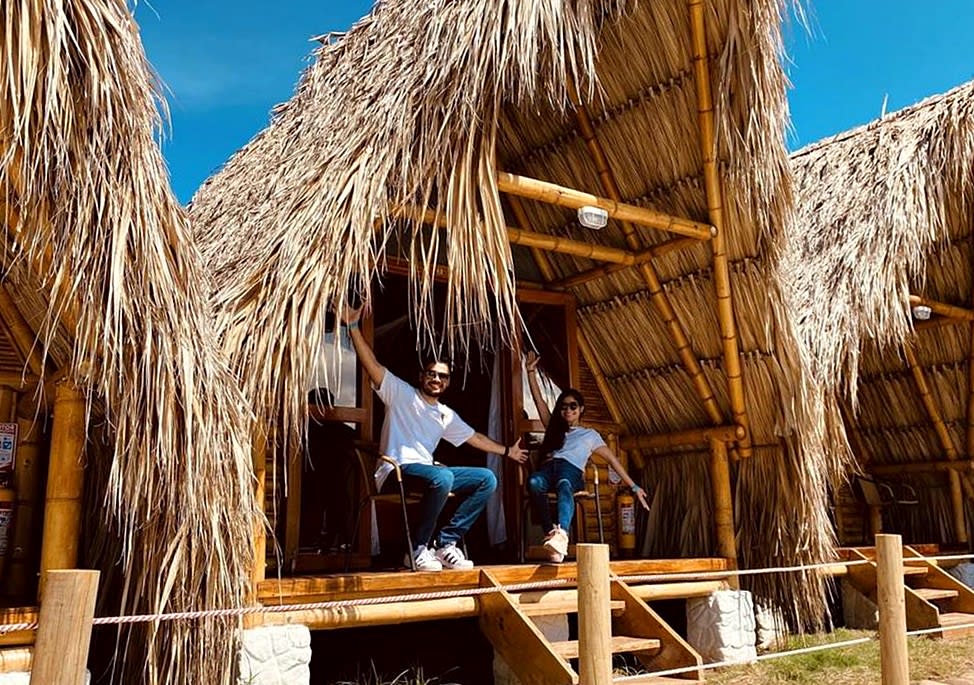 Pareja en una cabaña