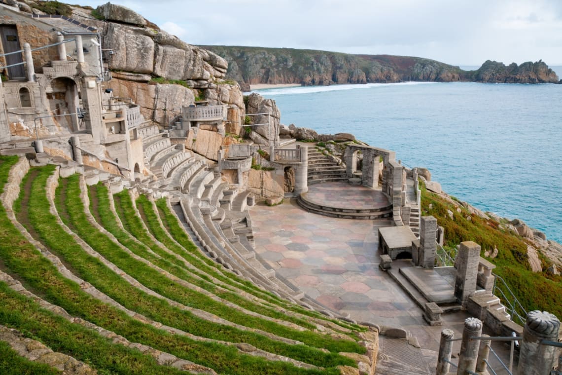 Anfiteatro de piedra frente al mar en Cornwall