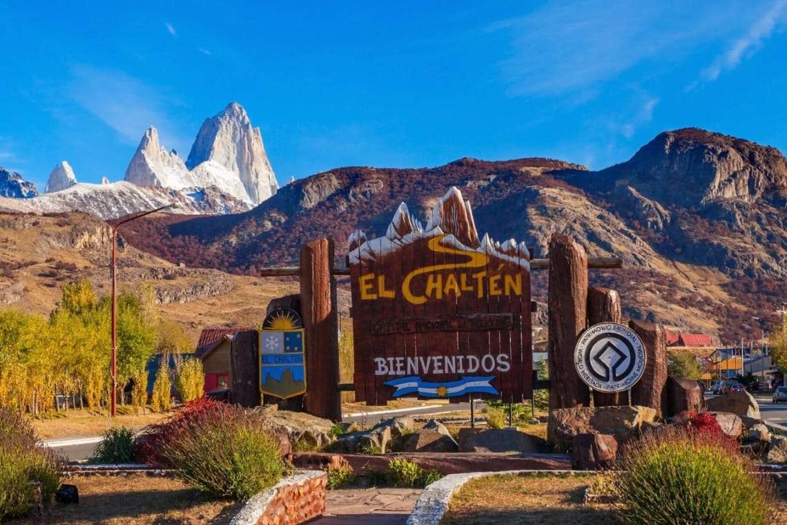 Cartel de "Bienvenidos" en la entrada a El Chaltén, con Cerro Fitz Roy de fondo