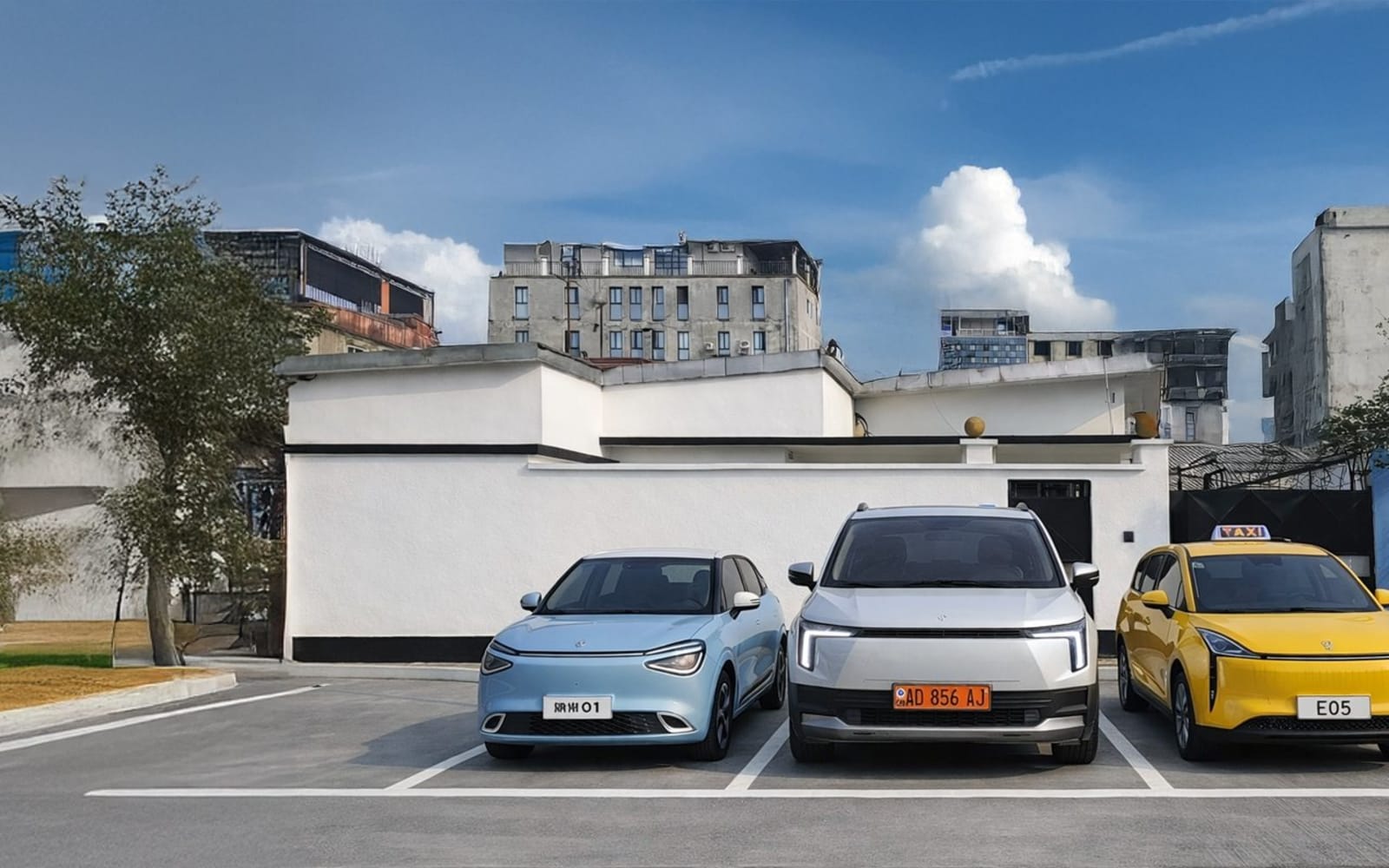Véhicules électriques alignés devant le showroom Electric Motors Cameroon à Bonapriso, Douala