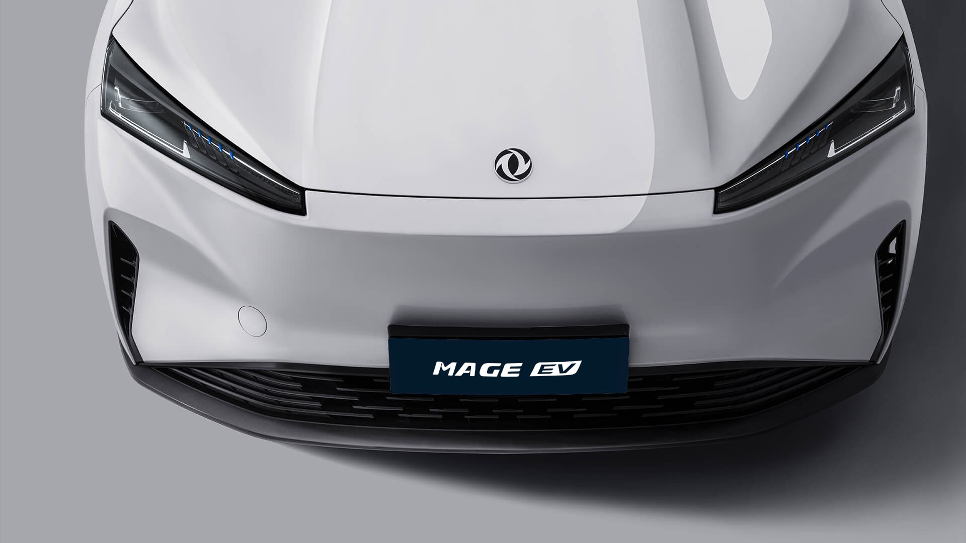 Face avant de l’Aeolus L7 blanc : calandre pleine et signature lumineuse en V