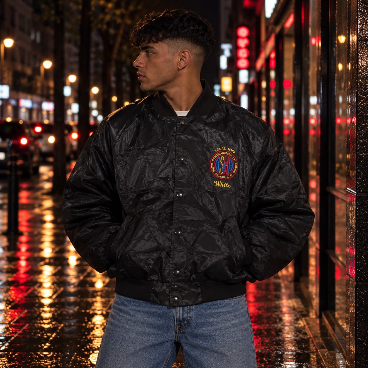 Chaqueta bomber negra satinada con parche bordado estilo college, vista principal