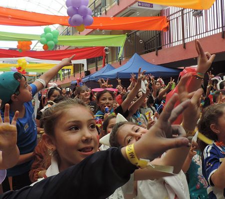 Campamentos, videos y murales: Cómo se preparan los colegios católicos para la visita del Papa Francisco