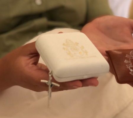 Papa Francisco le envió regalo a carabinera que cayó de su caballo en Iquique
