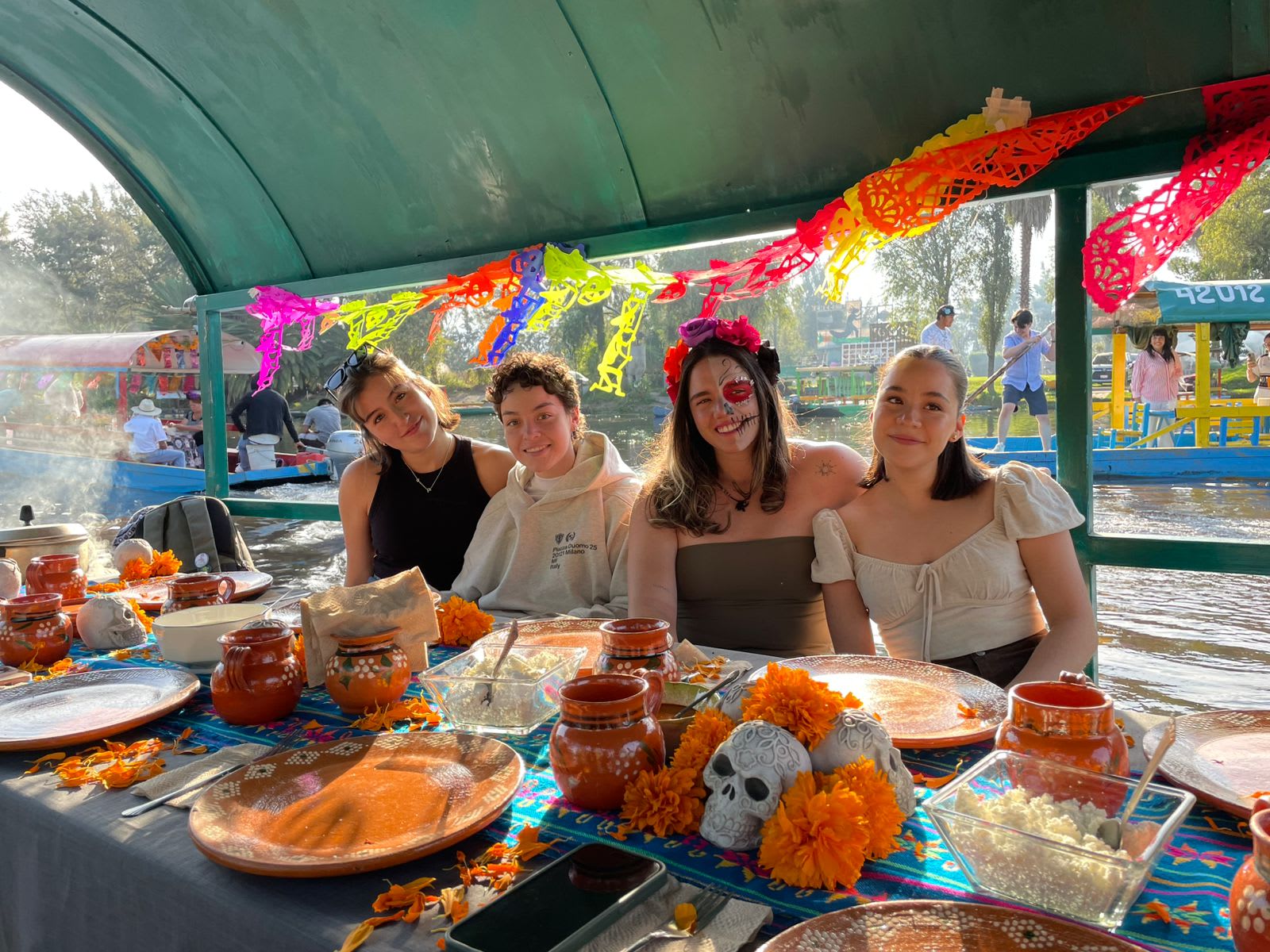 Trajinera decorada de Día de Muertos en los canales de Xochimilco
