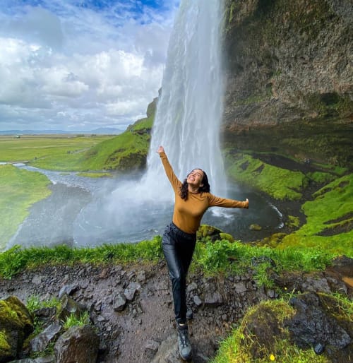 Elisa Cuéllar en Seljalandsfoss, Islandia