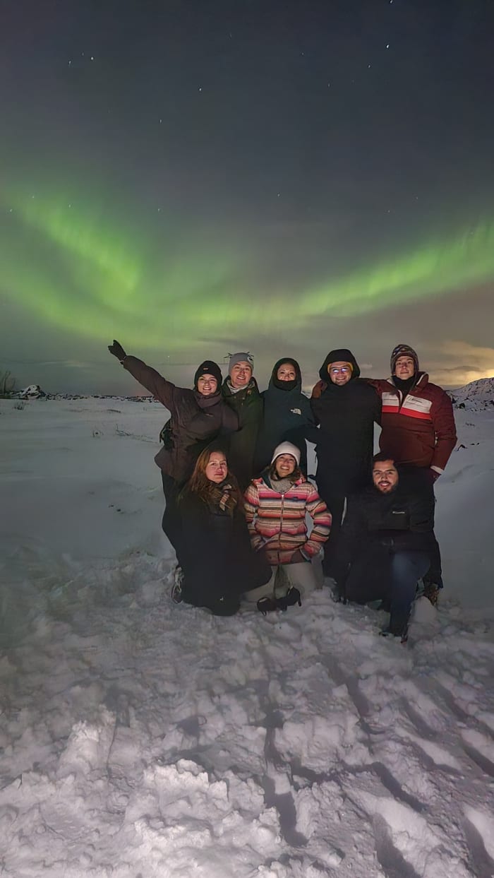 Grupo bajo la aurora boreal en Islandia